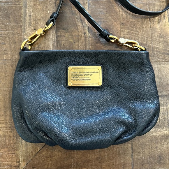 Marc Jacobs Handbags - Marc by Marc Jacobs crossbody leather purse